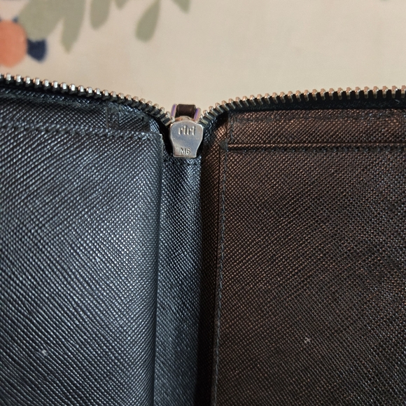 💯 Authentic Prada Saffiano Leather Document Holder/Wallet - Picture 13 of 16